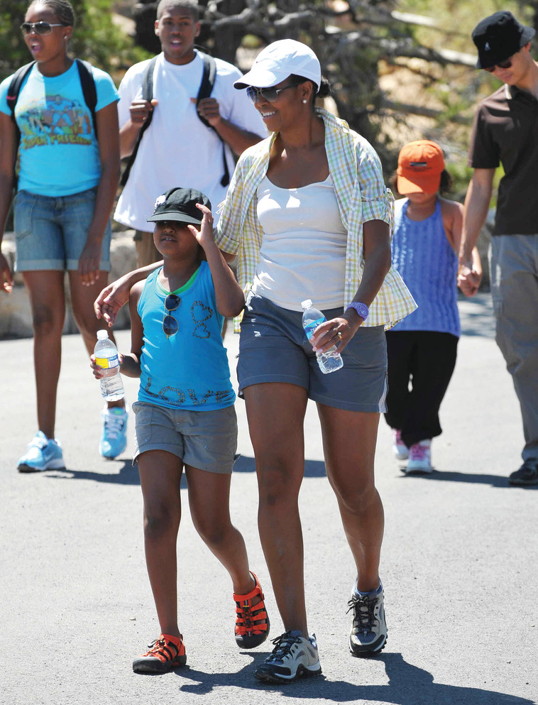 מישל וסשה בטיול בגרנד קניון. חטפה ביקורת על המכנסיים. צילום: AFP