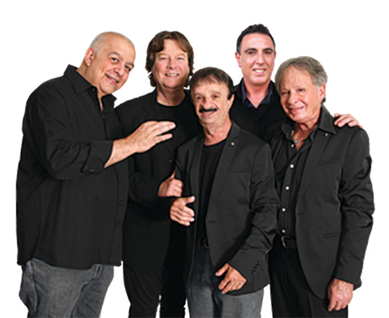 דובי גל עם משתתפי לוס פיקודס צפונס. צילום: נטלי כריזמה פיקסל