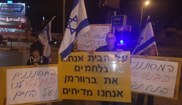 &quot;המסתננים כבשו את פתח תקווה&quot;. צילום: אלון חכמון