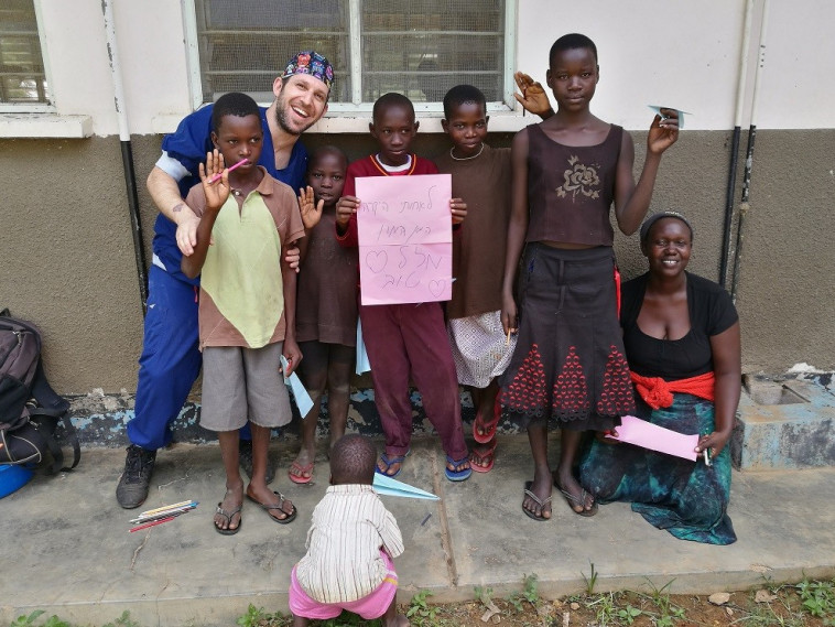 ד&quot;ר אריאל ניימן בקומי שבאוגנדה. צילום: אלבום פרטי