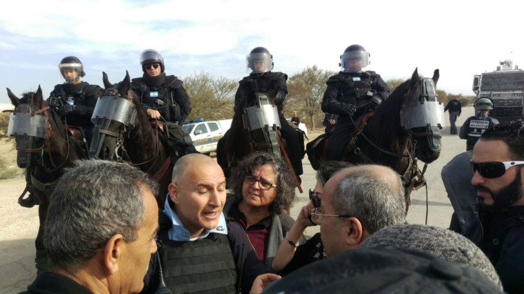 שוטרים בעת הריסת הבתים באום חיראן. צילום: דוברות הרשימה המשותפת