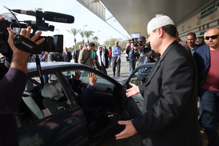 ח&quot;כ עודה מחוץ לבית החולים. צילום: הרשימה המשותפת