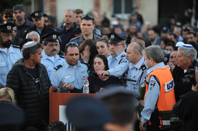 קלרה לוי סופדת לארז הלווייתו. צילום: אבשלום ששוני