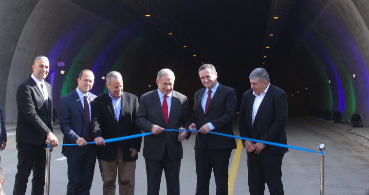 נתנניהו וכ&quot;ץ הבוקר בטקס. צילום: מרק ישראל סלם 