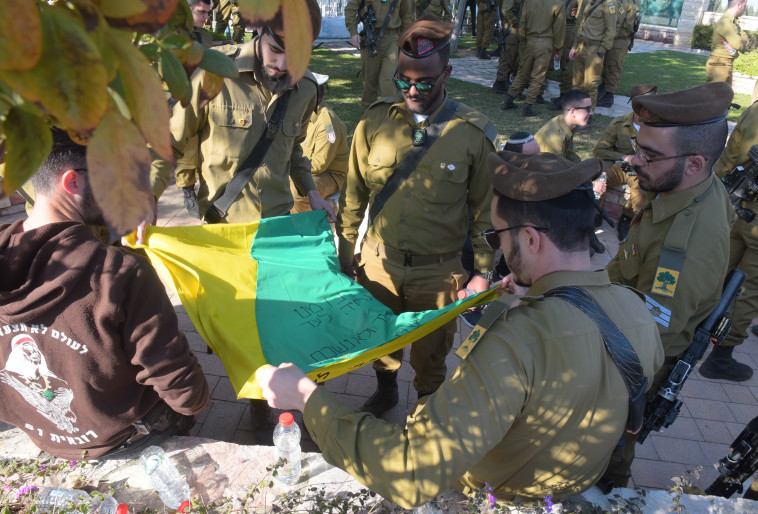 חבריו ליחידה של סלבה. צילום: אבשלום ששוני