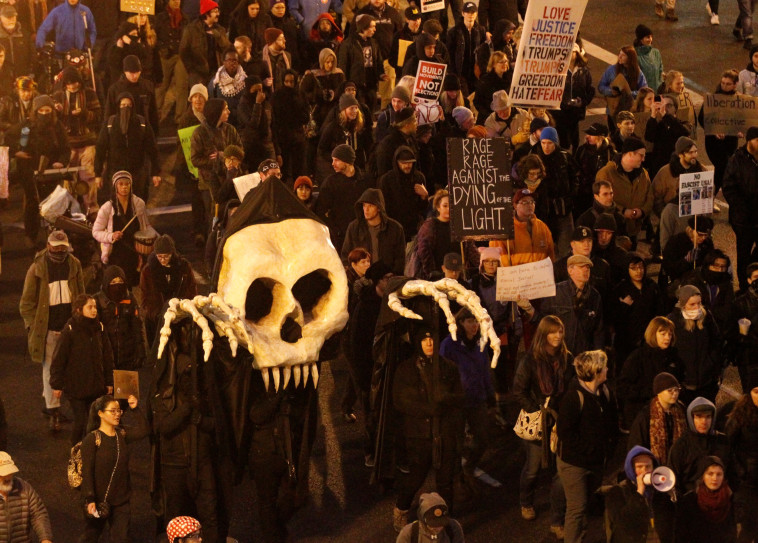 &quot;למחות נגד האור הכבה&quot;. צילום: רויטרס