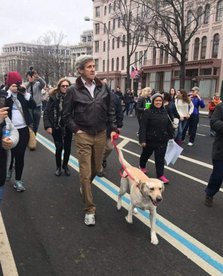 מזכיר המדינה האמריקאי ג'ון קרי בהפגנה נגד טראמפ. צילום: טוויטר