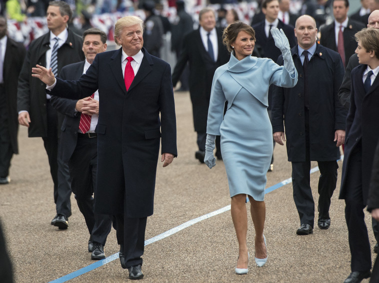 מנסה לחקות את ג'קי קנדי. צילום: Getty Images