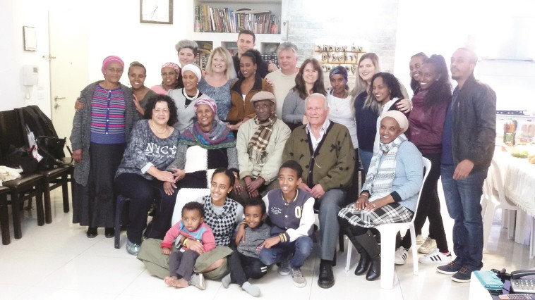 נועה בייקר ומשפחתה המורחבת. אביה, פט: &quot;היא תמיד רצתה לדעת על משפחתה הביולוגית&quot;