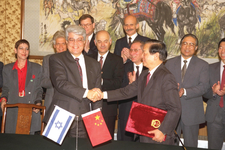 &quot;היחסים פורחים&quot;: הסכם כינון היחסים ב-1992, צילום: יעקב סער, לע&quot;מ