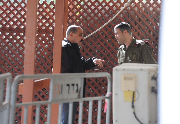 צ'רלי אזריה בכניסה לדיון. צילום: אבשלום ששוני