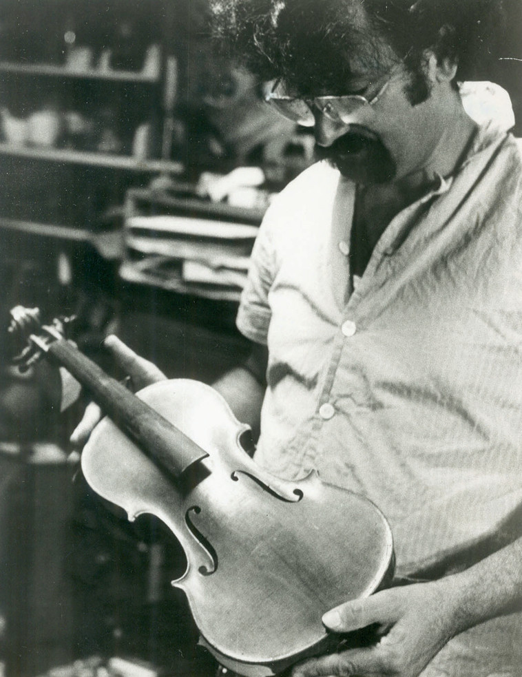 &quot;זה הפך אצלי לאובססיה&quot;.  וינשטיין בוחן כינור מאושוויץ, 1980. צילום: אהרון פריאל