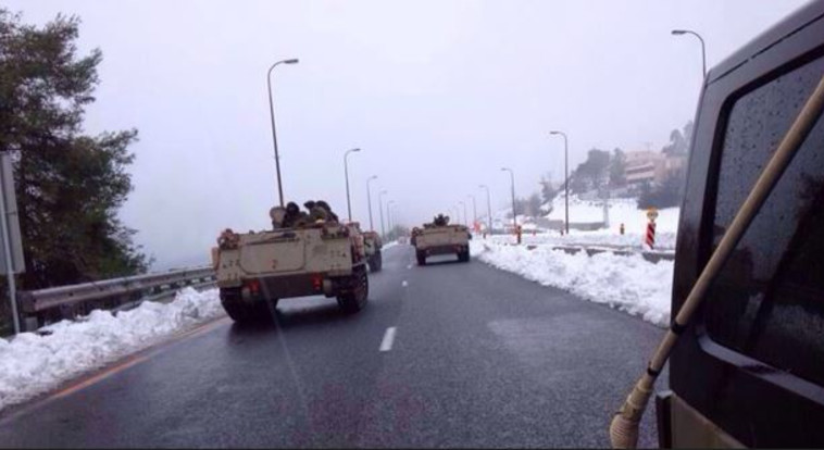 נגמ&quot;שי צה&quot;ל בדרך לצפת, בסערה הגדולה של 2013. צילום: דובר צה&quot;ל