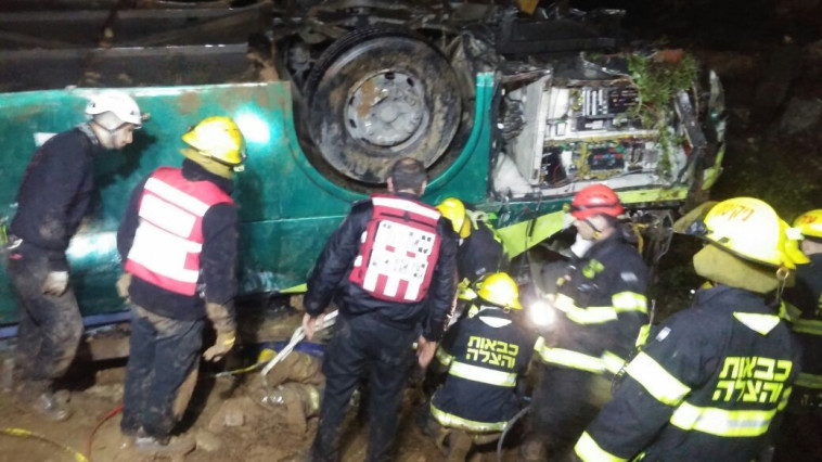 כוחות ההצלה בזירת התאונה. צילום: דוברות המשטרה