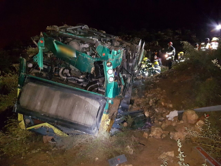 האוטובוס שהתדרדר בכביש 60. צילום: כבאות והצלה מחוז יו&quot;ש