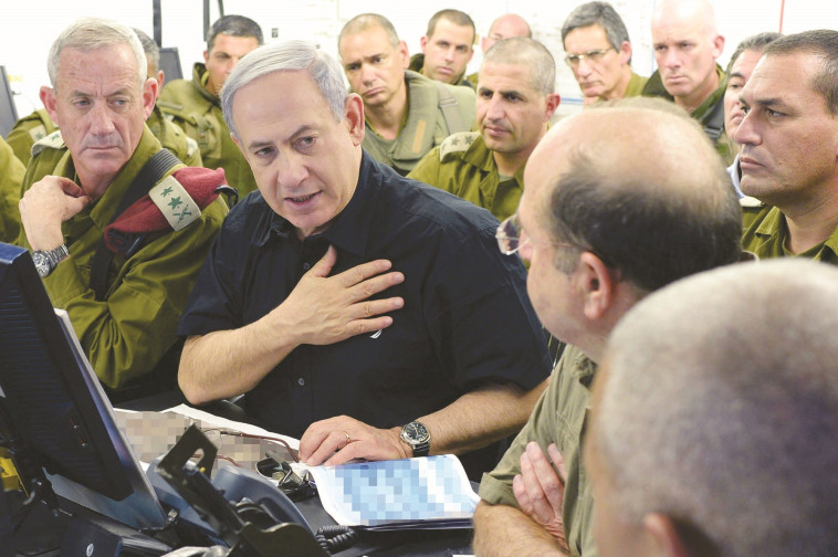 יעלון, גנץ ונתניהו בימי צוק איתן. צילום: קובי גדעון, לע"מ יעלון, גנץ ונתניהו בימי צוק איתן. צילום: קובי גדעון, לע"מ