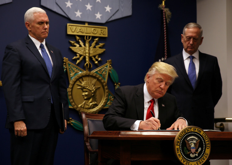 טראמפ חותם על צו ההגירה. צילום: רויטרס