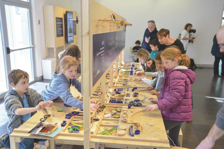 פעילויות סביב האביזר החשוב הזה שנקרא משקפיים. תערוכת &quot;מבט על&quot; צילום: שי בן אפרים