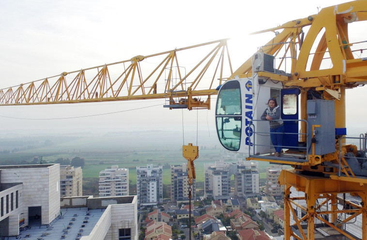 קטי דובוק בעבודתה. צילום: אלוני מור