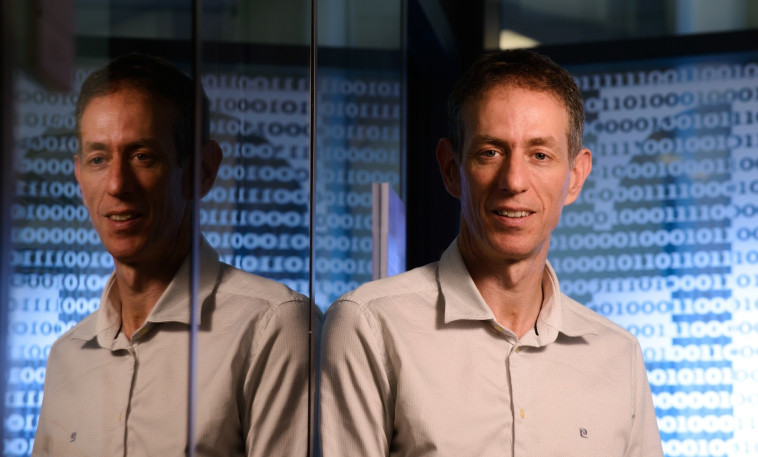 &quot;בעתיד יהיו מיליארדי מוצרים שהאקרים לא יצטרכו להתאמץ בשביל לפרוץ אותם&quot;. פרופ' אלוביץ'. צילום: דני מכליס, אוניברסיטת בן גוריון