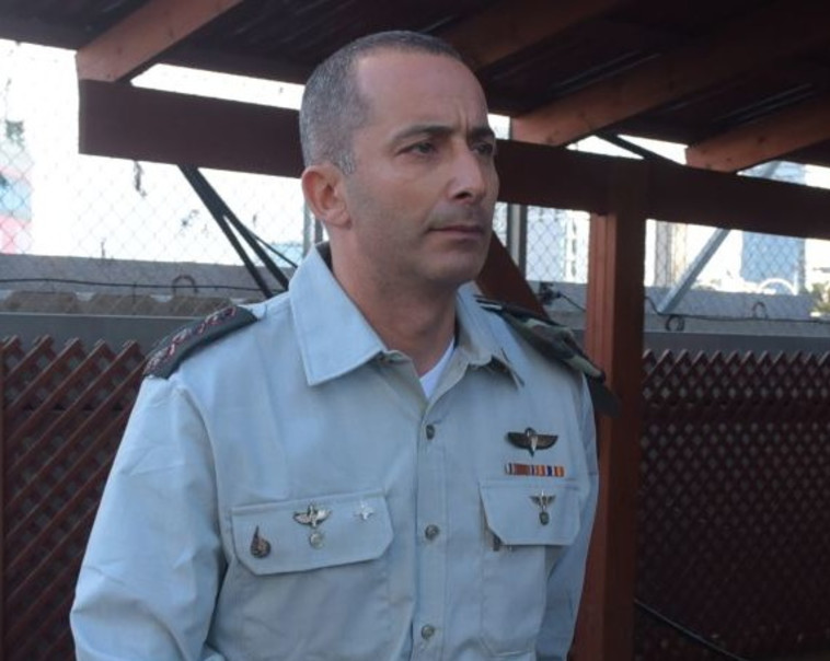 המח&quot;ט חזות בכניסה לאולם. צילום: אבשלום ששוני 