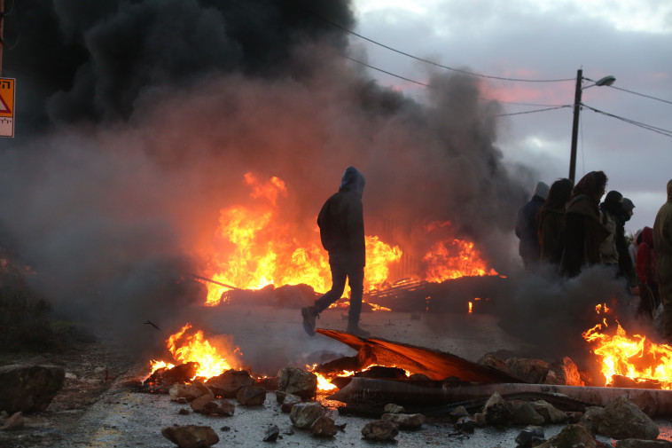 מתנגדים לפינוי מציתים צמיגים בעמונה. צילום: מרק ישראל סלם