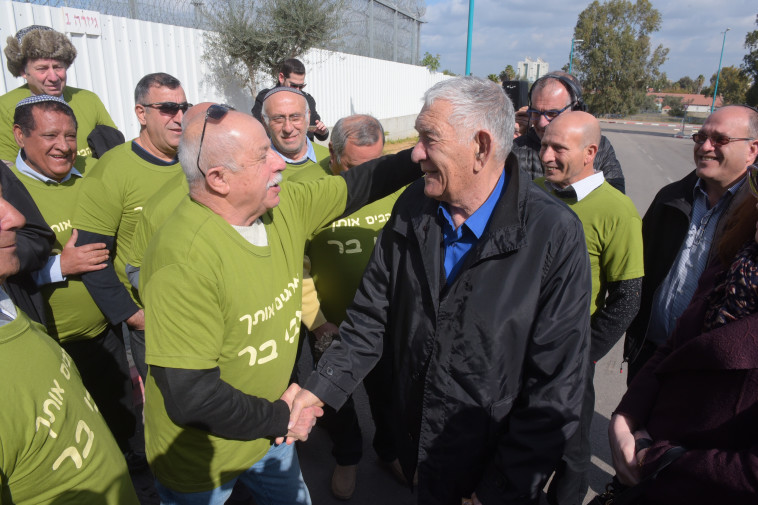 ראש עיריית ר&quot;ג לשעבר צבי בר נכנס לכלא. צילום ארכיון: אבשלום ששוני