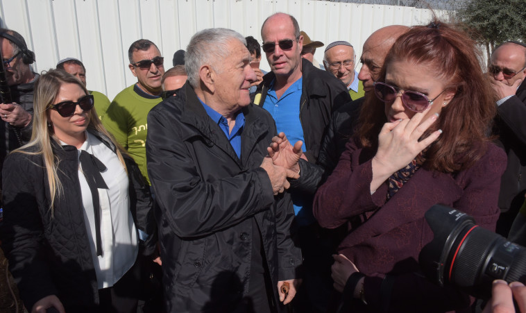 צבי בר בכניסה לכלא מעשיהו. צילום: אבשלום ששוני