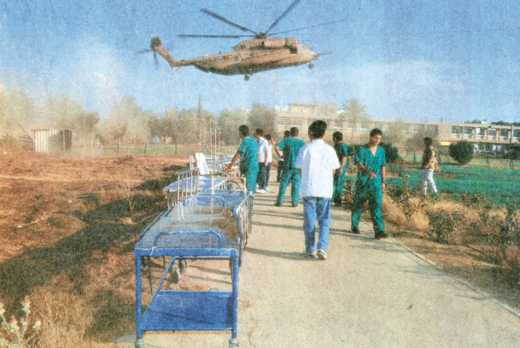 פינוי הפצועים מאסון צאלים. צילום: דודו גרינשפן