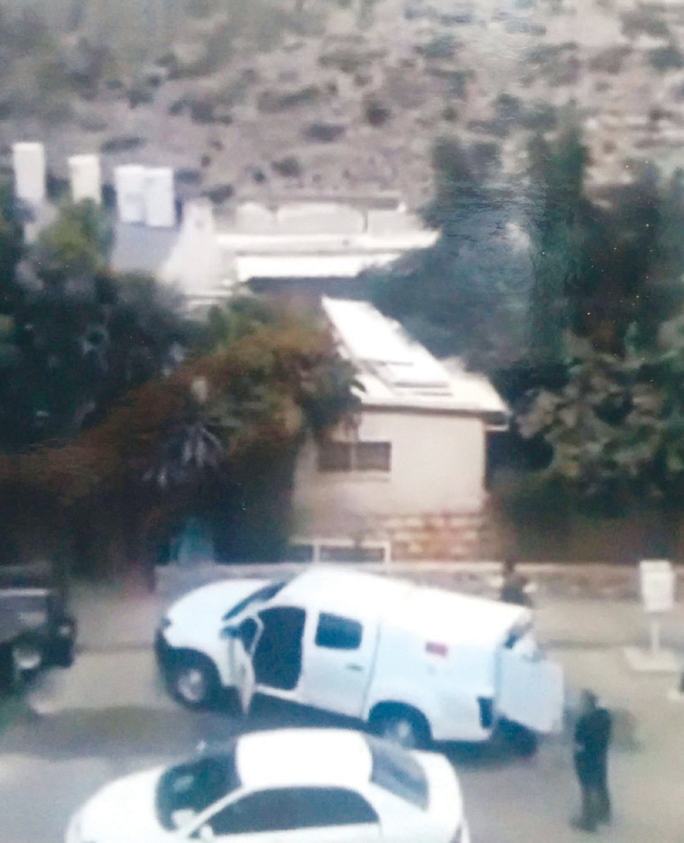 פורק חומר בניין. רכב המועצה בביתו של עזרא גרשי