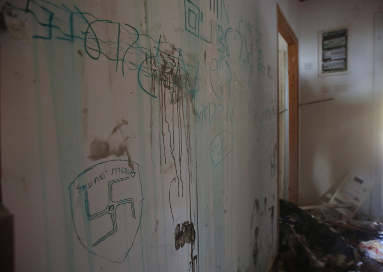 הכתובות שרוססו על קירות בית הכנסת. צילום: מרק ישראל סלם 