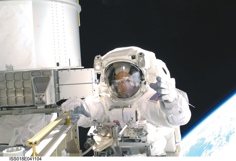 אין הרבה זמן להרהורים. ריצ'רד ארנולד בחלל. צילום: נאס&quot;א