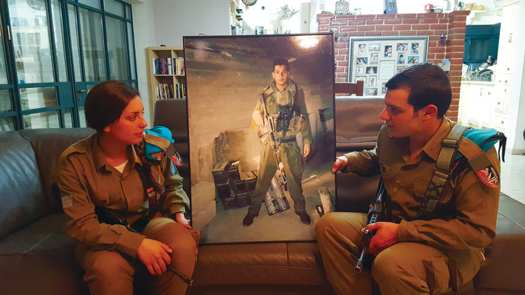 אלעד ורוני עם תמונת של רפאל ז&quot;ל. צילום: דובר צה&quot;ל