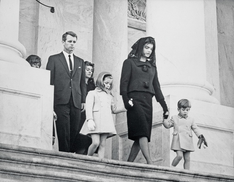 ג'קי קנדי וילדיה בהלוויה של בעלה. צילום: רויטרס