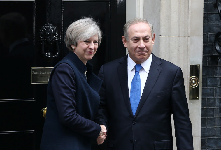 נתניהו עם ראש ממשלת בריטניה תרזה מיי, השבוע. מתחה ביקורת על החוק לאחר הביקור. צילום: רויטרס