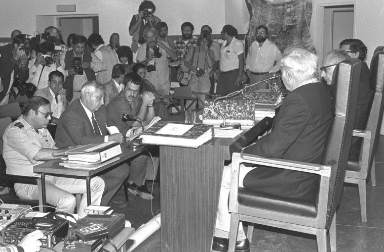 אריאל שרון מעיד בפני ועדת החקירה. צילום: רויטרס