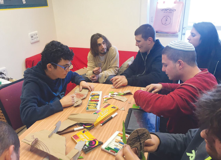 כמה מהתלמידים במהלך קורס אמנות. צילום: באדיבות המשפחות