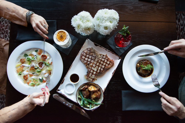 אכילה משותפת. מסעדת ה-&quot;clash&quot;. צילום: גיא נחום לוי