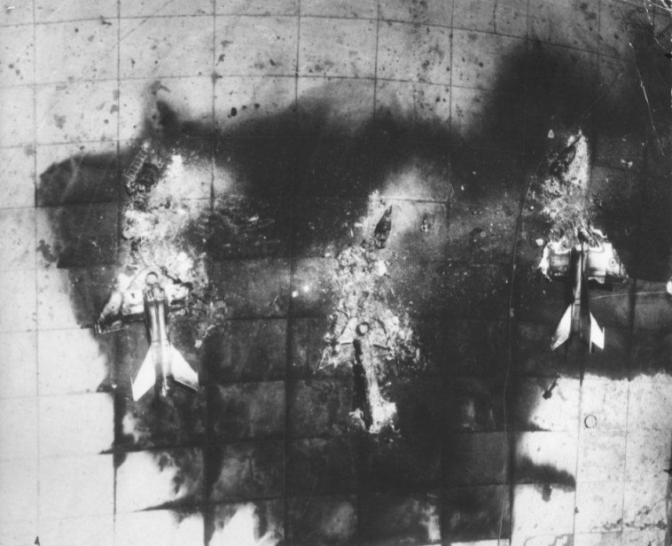 מטוסי אויב שהושמדו על הקרקע. צילום אוויר