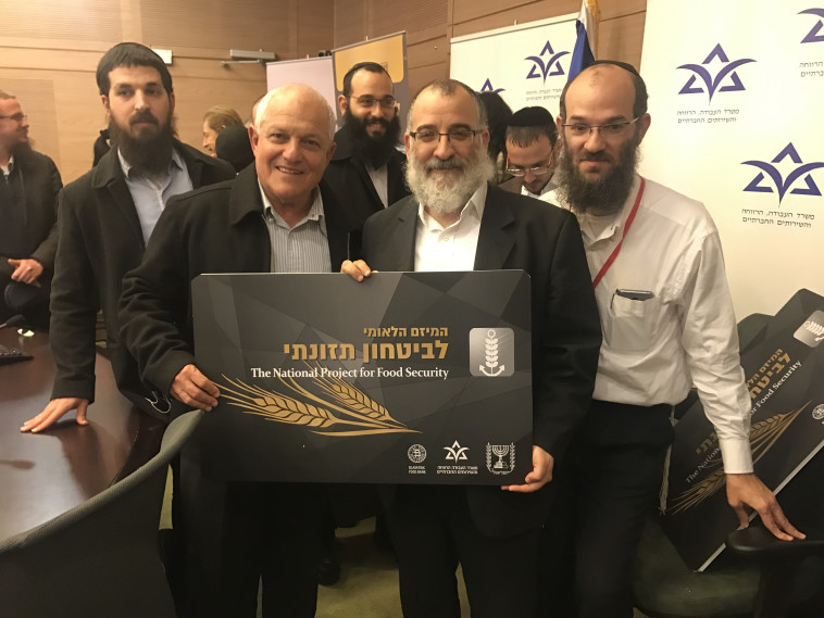 שר העבודה והרווחה, חיים כץ, מציג את המיזם לביטחון תזונתי. צילום: משרד העבודה והרווחה
