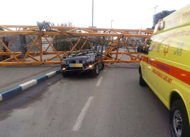 קריסת העגורן בבת ים. צילום: דוברות מד&quot;א