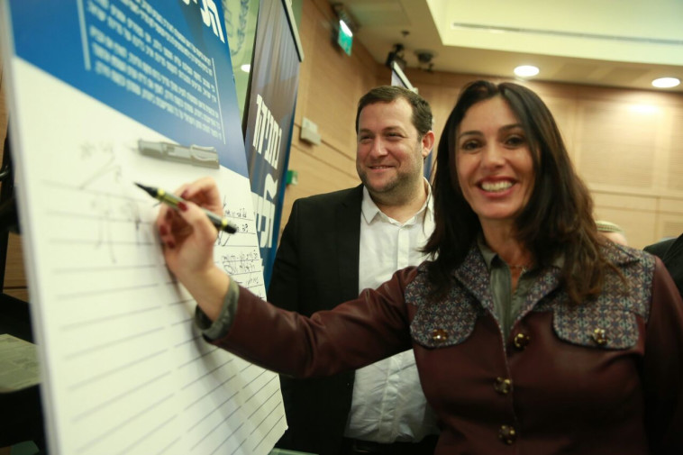 מירי רגב חותמת על המכתב לנתניהו. צילום: מירי צחי