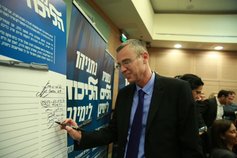 יריב לוין חותם על המכתב לנתניהו. צילום: מירי צחי