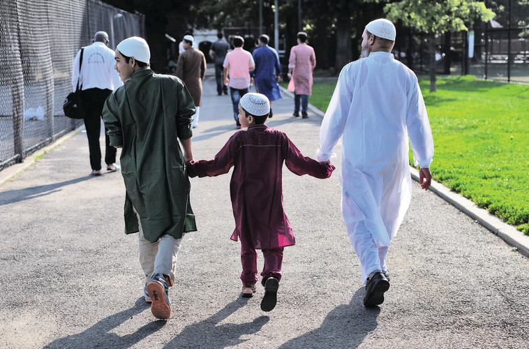 משפחה מוסלמית בברוקלין. "התושבים בשכונות המעורבות הם אנשים מתונים ושקטים". צילום: AFP