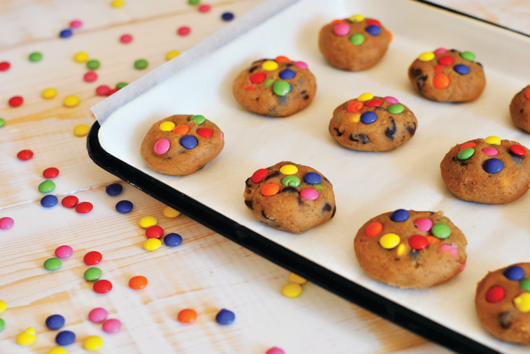 עוגיות שוקולד צ'יפס עם סוכריות עדשים. צילום: פסקל פרץ רובין