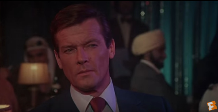 חייו של בונד היו זוהרים יותר מאלו של סטשינסקי. צילום מסך:יוטיוב