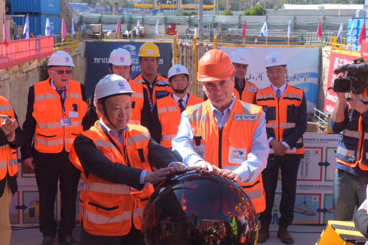 ישראל כץ ושגריר סין בישראל, ז'אנג יונגשין מפעילים את &quot;גולדה&quot;. צילום: אבשלום ששוני