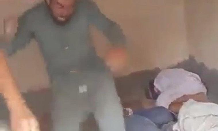 תמונות של שוטר עיראקי מתעלל בשבויים אזרחיים. צילום מסך