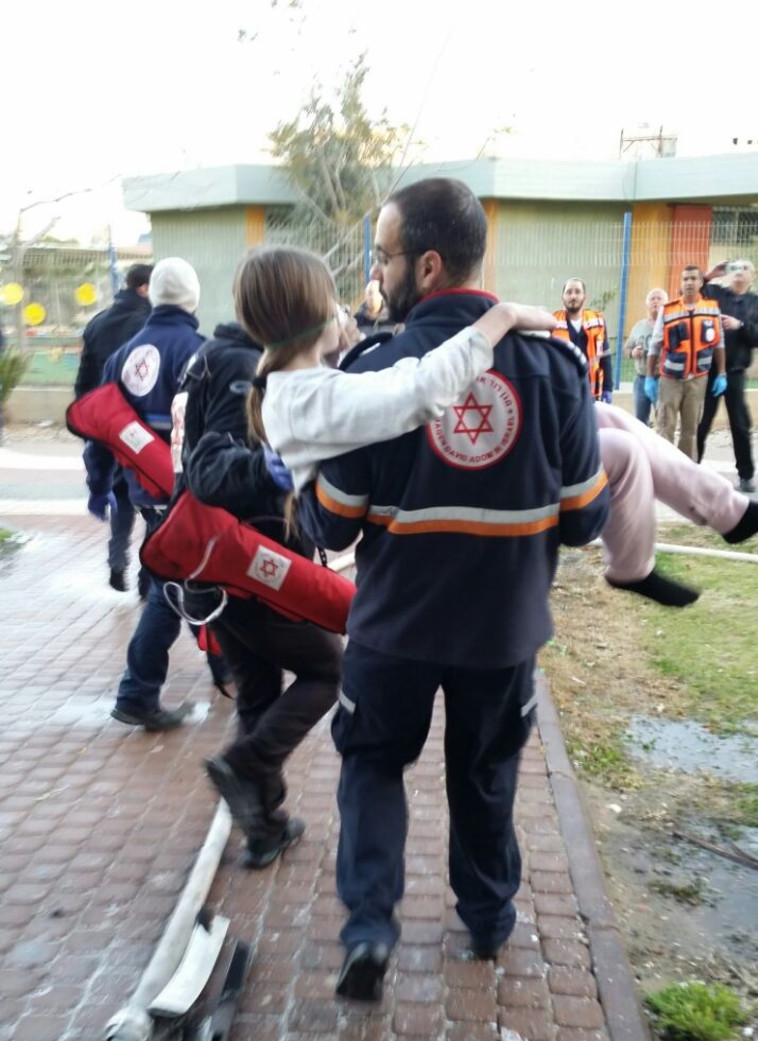 פינוי נפגעים בשריפה. צילום: דוד רמון, דוברות מד&quot;א