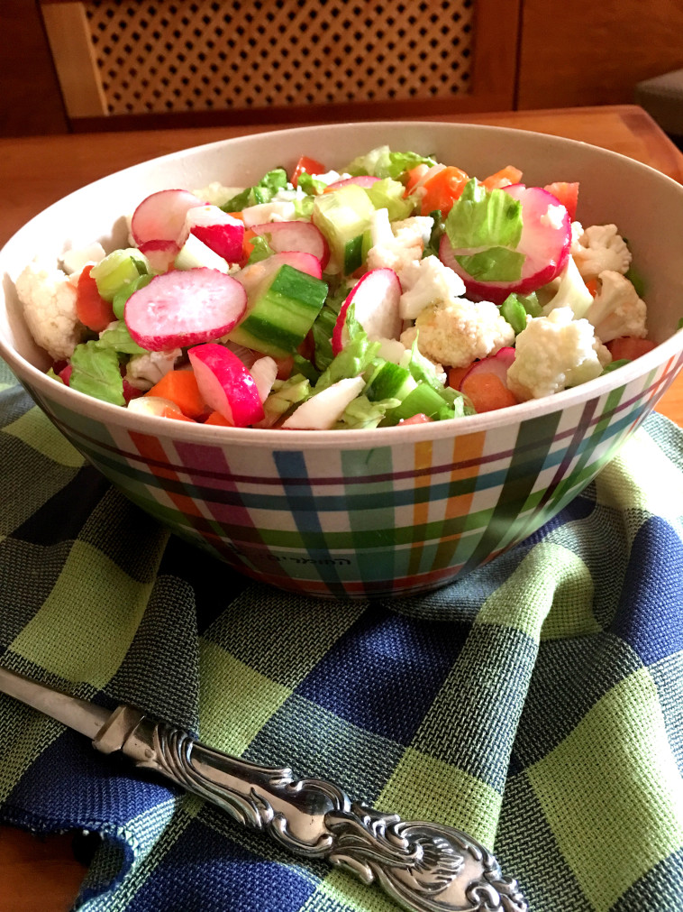 סלט ירקות וקטניות. צילום: פסקל פרץ רובין